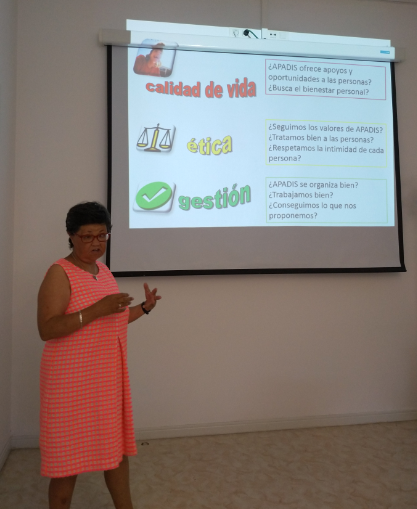 Susana López, una de las facilitadoras, explicando en la reunión.